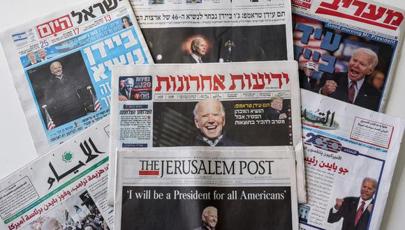 En la imagen se muestra una colección de portadas de periódicos israelíes, cuyos titulares muestran los resultados de las elecciones generales de Estados Unidos de 2020. (EMMANUEL DUNAND / AFP).