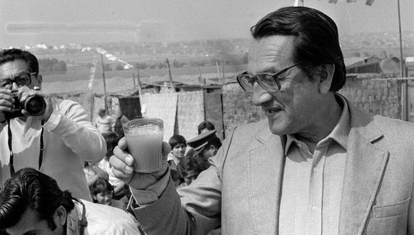 Alfonso Barrantes visita asentamientos humanos en Lima. Fue muy popular en los años 80: alcalde Lima en el periodo 1984-1986; y candidato presidencial en 1985 y 1990. (GEC Archivo Histórico)