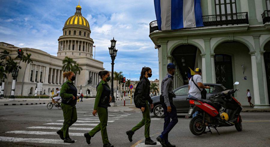 Policías caminan cerca del Capitolio de La Habana, el 15 de noviembre de 2021. (Foto: YAMIL LAGE / AFP)
