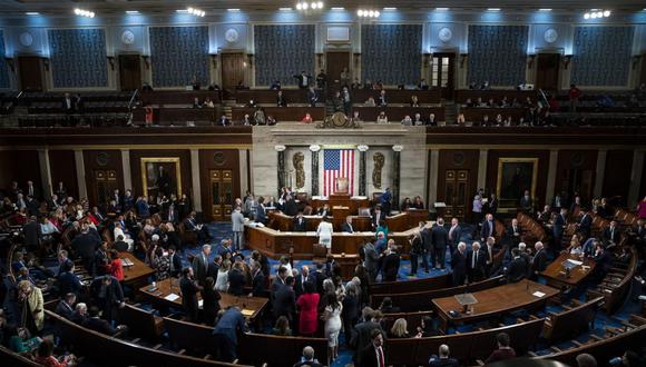 Los congresistas decidieron levantar la sesión hasta el miércoles por la mañana para darse tiempo para negociar entre bastidores.