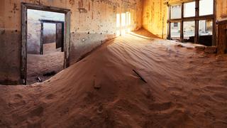 La arena se adueñó de este pueblo fantasma a mitad del desierto