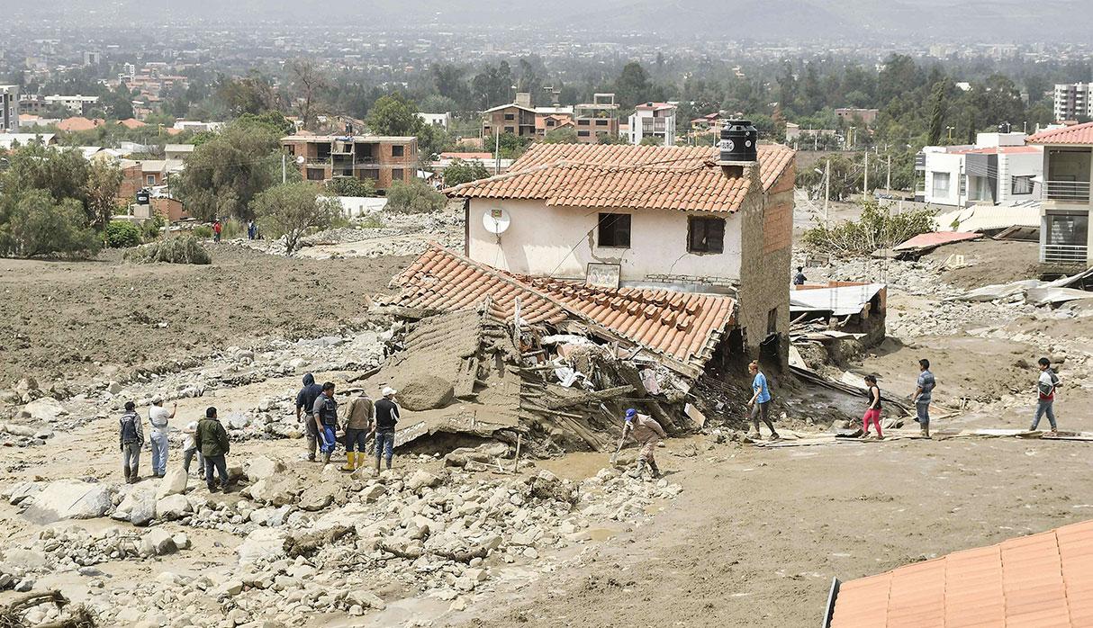 BOL04. TIQUIPAYA (BOLIVIA), 07/02/2018.- Un grupo de personas trabaja en los escombros de una casa afectada hoy, miÈrcoles de 2018, tras una avalancha de lodo que destruyÛ decenas de hogares en Tiquipaya, municipio cercano a la ciudad de Cochabamba (centro Bolivia). El presidente de Bolivia, Evo Morales, anunciÛ hoy la declaraciÛn del "estado de emergencia" en municipios afectados por inundaciones en el paÌs, que dejan hasta el momento m·s de 8.200 familias afectadas. EFE/JORGE ABREGO