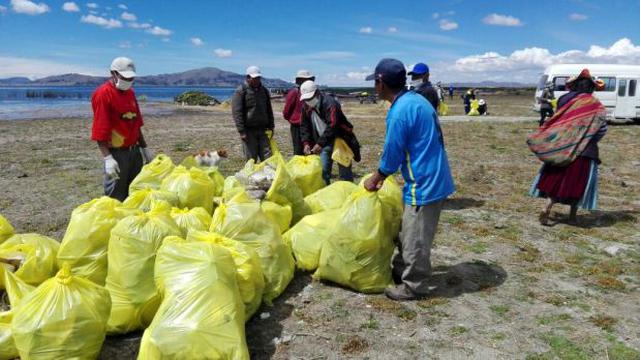 Recogen 18 toneladas de basura de afluente del lago Titicaca - 5