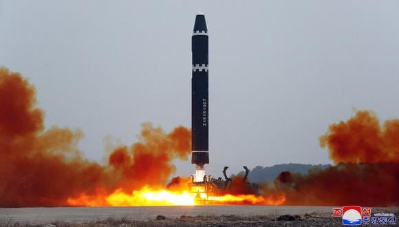 Prueba de disparo del misil balístico intercontinental (ICBM) "Hwasong-15", en el Aeropuerto Internacional de Pyongyang, el 18 de febrero de 2023. (Foto referencia de STRINGER / KCNA VIA KNS / AFP)
