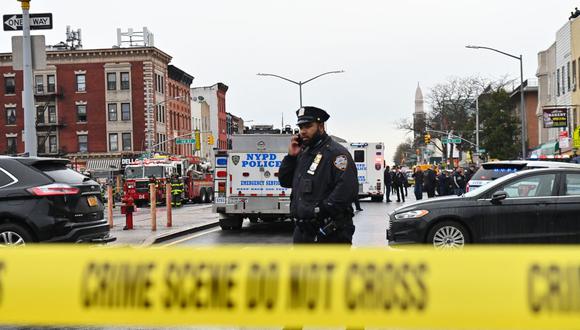 Miembros del Departamento de Policía de Nueva York y vehículos de emergencia llenan las calles después de un tiroteo en hora pico en una estación de metro en el distrito de Brooklyn. (ANGELA WEISS / AFP).