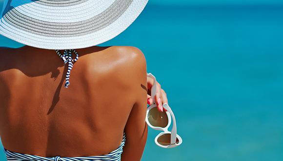 La playa es el lugar perfecto para disfrutar con nuestros amigos en verano, pero siempre hay que cuidar nuestra piel de los rayos solares. (Foto: Shutterstock)