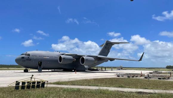 Un avión C-17A Globemaster III de la Real Fuerza Aérea Australiana entrega la primera carga de ayuda al aeropuerto internacional Fua'amotu de Tonga el 20 de enero de 2022. (HANDOUT / AUSTRALIAN DEFENCE FORCE / AFP).