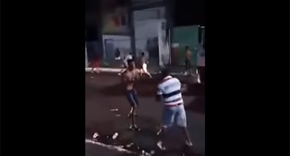 Un joven de 19 años se enfrentó a un hombre de 33, que lo mató tras patearle la cabeza en el suelo. Ocurrió en Brasil y el video fue publicado en YouTube. (Foto: YouTube)