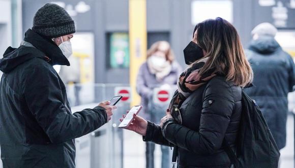 Agentes de la policía de tránsito y de la GTT (Empresa de transporte público) verifican el pase sanitario por coronavirus de los pasajeros en Turín, Italia, el 10 de enero de 2022. (EFE / EPA / Tino Romano).