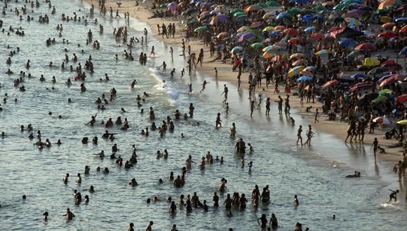 Vista aérea de personas disfrutando de la playa Recreio dos Bandeirantes en medio de una ola de calor en Río de Janeiro, Brasil, tomada el 17 de marzo de 2024. (Foto de TERCIO TEIXEIRA / AFP).