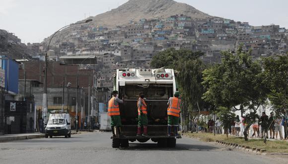 Personal de limpieza de la Municipalidad del Rímac continúa sus labores para evitar la propagación del coronavirus y otras epidemias en el distrito (Foto: Leandro Britto/GEC).