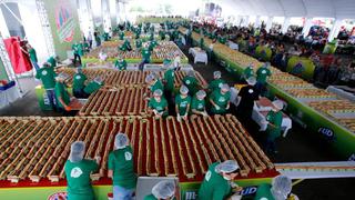 México rompe récord Guinness al presentar una fila de hot dogs de más de mil metros