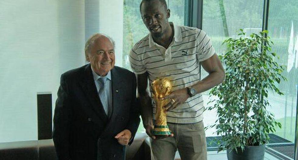 Usain Bolt y Joseph Blatter posaron junto al trofeo de la Copa del Mundo. (@fifamedia)