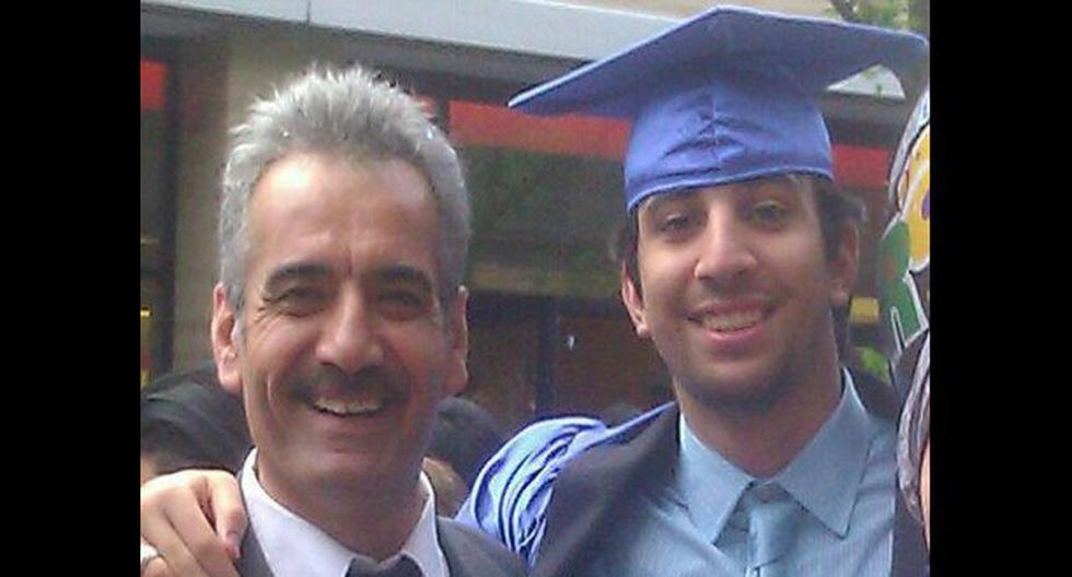 Munther Omar Saleh al lado de su padre. (Foto: Facebook)