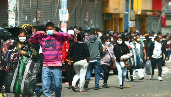 Ambulantes desalojados de Gamarra invadieron avenida Luna Pizarro a la altura del cruce con Grau. (Foto: Alessandro Currarino).