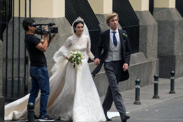 Luego de la ceremonia, el príncipe Christian de Hannover y Alessandra de Osma salen tomados de la mano. (Foto: Agencia)