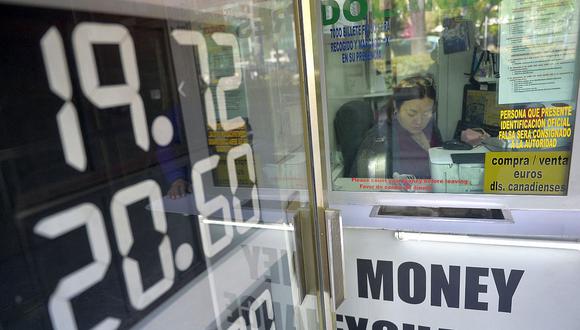 El dólar se negociaba a 20,7 pesos en el mercado de México. (Foto: AFP)