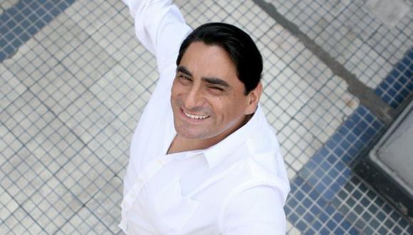 Carlos Álvarez firmó contrato con América TV