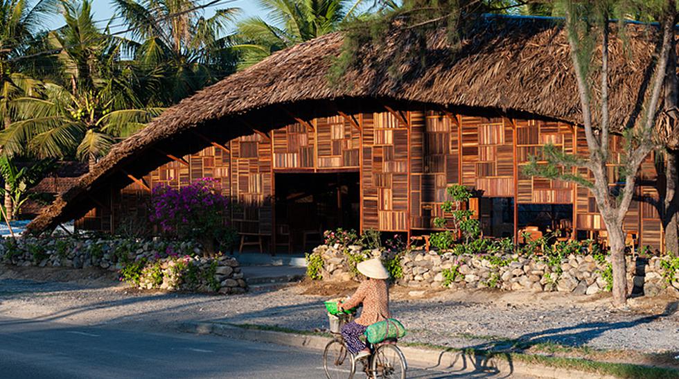 Reciclar es una actividad que no debería estar alejada de la arquitectura. Bajo esa premisa, la oficina de arquitectura A21 Studio ha diseñado un proyecto ecológico en Vietnam para construir un café con madera reutilizable. (Fotos: Design Boom / Difu