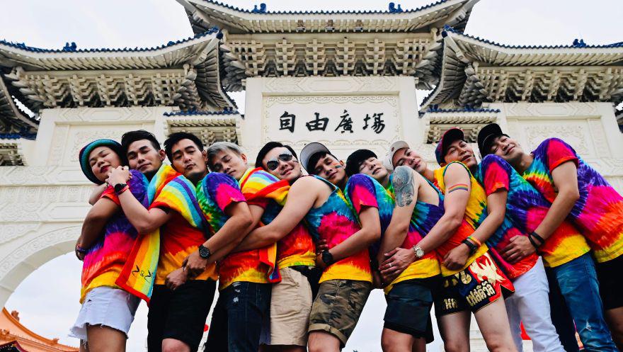 Unas 200.000 personas salieron hoy a las calles de Taipei para participar en el Desfile del Orgullo, el más grande de todo Asia. En la imagen, unos manifestantes posan frente al Salón Conmemorativo de Chiang Kai-shek. (Foto: AFP).