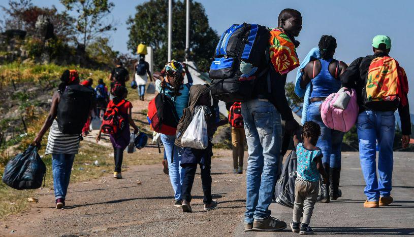 El arriesgado cruce en la frontera entre Venezuela y Brasil. (Foto: AFP)