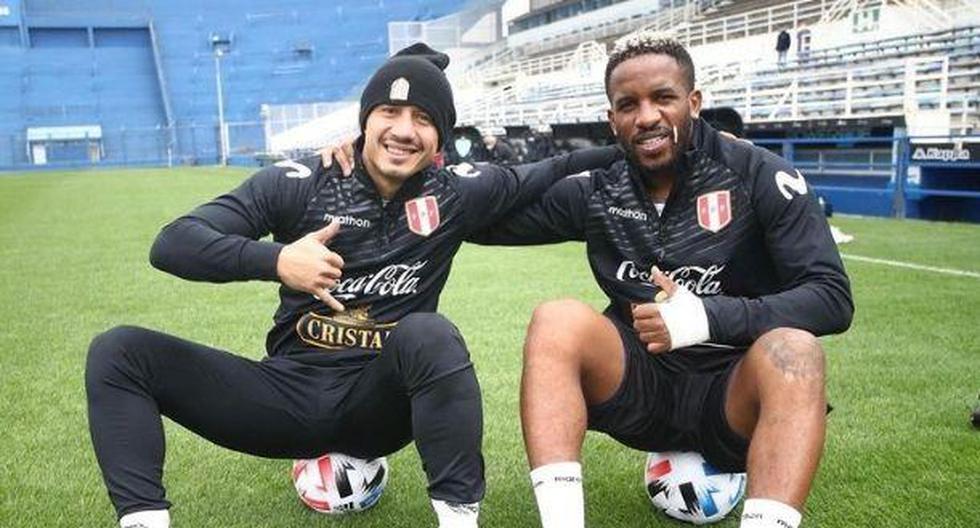 Gianluca Lapadula y Jefferson Farfán se muestran muy relajados en la imagen.