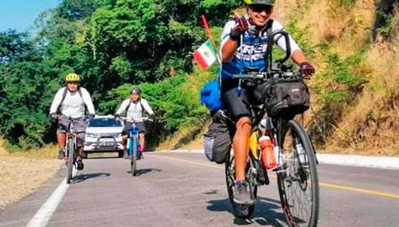Carlos Trujeque Navarrete empezó su travesía un Puerto Vallarta, México, acompañado de un grupo de ciclistas.| Foto: @viajandoand0