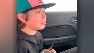 Así fue la emotiva reacción de un niño al recibir un cachorro de regalo por su padre fallecido