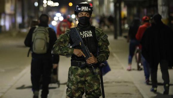 Soldados vigilan una calle durante el toque de queda impuesto en Bogotá, Colombia, para contener la pandemia de coronavirus. (EFE/ Mauricio Dueñas Castañeda).