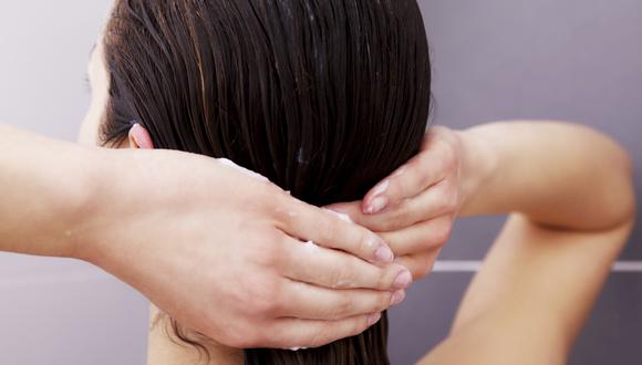 No manipules mucho tu cabello. A pesar de que tus manos estén limpias, los gérmenes a tu alrededor proporcionan suciedad. (Foto: Shutterstock)