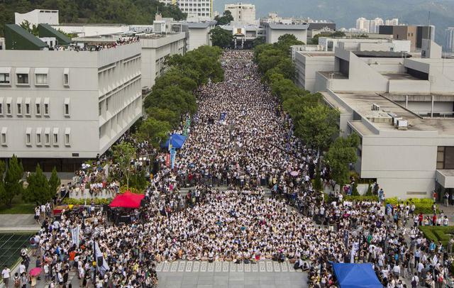 Más de 10 mil jóvenes marchan por la democracia en Hong Kong - 2