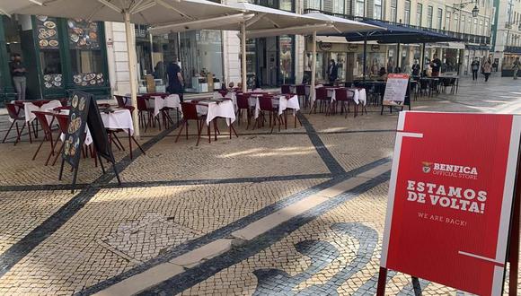 Terrazas y tiendas reabren en Lisboa, este lunes. Portugal avanza hacia la segunda fase de su desconfinamiento con la pandemia de coronavirus bajo control. (EFE/ Cynthia De Benito).