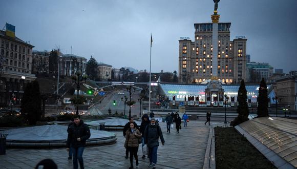 La gente camina en el centro de Kiev frente al Monumento a la Independencia a primera hora del 24 de febrero de 2022, minutos antes del ataque ruso. (Foto de Daniel LEAL / AFP)