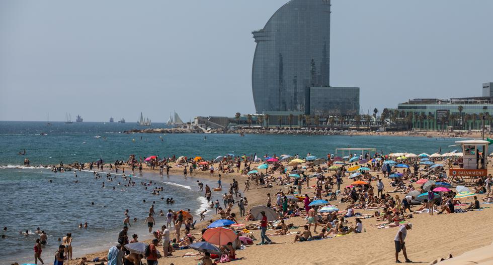 Locales y turistas visitan en todas las temporadas las playas del barrio costero de la Barceloneta, repleto de bares y hoteles.