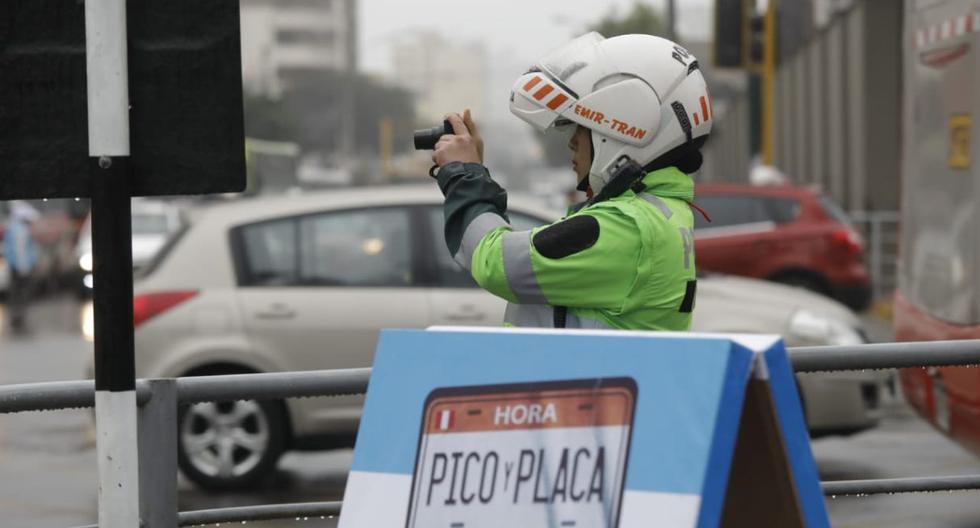 De acuerdo con la disposición de la Municipalidad Metropolitana de Lima (MML), ‘pico y placa’ se ejecuta de lunes a jueves, de 6:30 a.m. a 10:00 a.m. y de 5:00 p.m. a 9:00 p.m. No hay restricción los viernes, sábados, domingos ni feriados. (Foto: Anthony Niño De Guzmán/GEC)