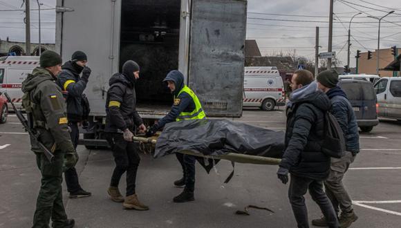 Los hombres llevan el cuerpo de un hombre muerto a un camión mientras la gente huye de la ciudad de primera línea de Irpin, región de Kiev (Kiev), Ucrania. (Foto: EFE/EPA/ROMAN PILIPEY).