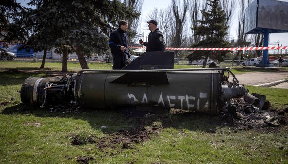 La policía ucraniana inspecciona los restos de un gran cohete con las palabras "para nuestros hijos" en ruso junto al edificio principal de una estación de tren en Kramatorsk, al este de Ucrania, que estaba siendo utilizada para evacuaciones civiles, que fue alcanzada por un ataque con cohetes. (Foto: FADEL SENNA / AFP)