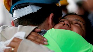 México: Mujer bajo escombros se salvó por mensajes de WhatsApp