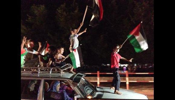 Miles de palestinos salen a las calles a celebrar alto el fuego