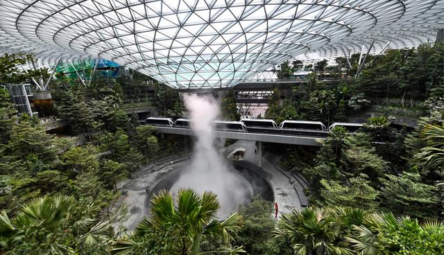 Con 40 metros de alto, la cascada más alta del mundo se ubica en el aeropuerto Jewel Changi, en Singapur. (Foto: AFP)