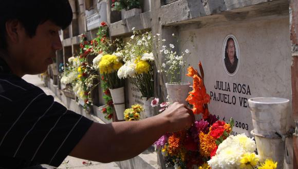 Solo se están permitiendo el ingreso solo de flores artificiales en los cementerios. (Foto: Andina)
