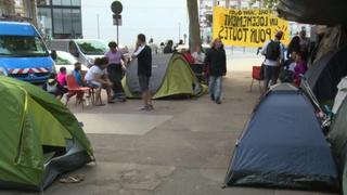 Latinos que dormían en la calle en París ocupan nuevo local desafectado