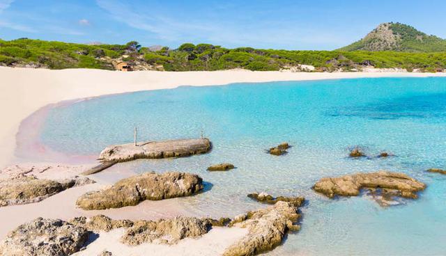 7.- Cala Agulla, España. Esta bahía se ubica en las Islas Baleares, en Mallorca. Está rodeada por un extenso boque de pinos y es considerada por el gobierno español “área natural de especial interés”. (Foto: Shutterstock)