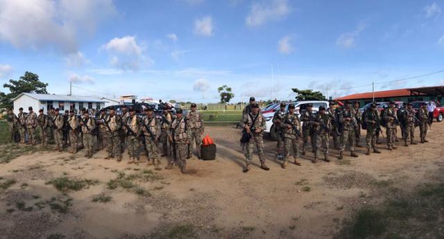 Personal de fuerzas especiales del fuerte Pachacútec colaboraron con el traslado de material electoral. (Foto: Manuel Calloquispe Flores)
