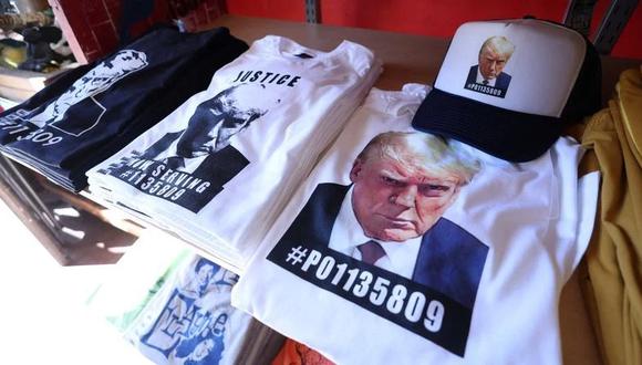 Camisetas y sombreros con una imagen que representa la foto policial del ex presidente estadounidense Donald Trump se muestran en Los Ángeles, California, EE.UU., el 26 de agosto de 2023. (REUTERS/Mario Anzuoni).