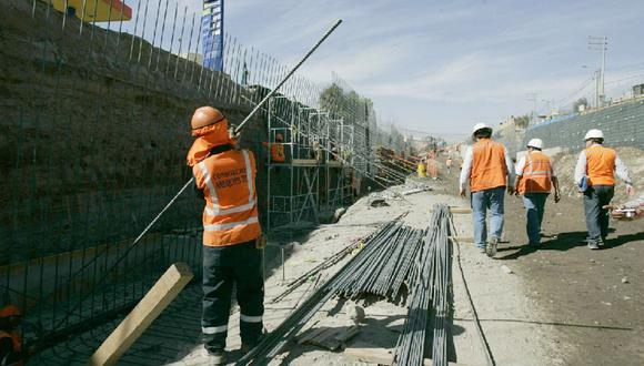 Urge por lo tanto modificar de inmediato la Resolución, para acotarla únicamente a aquellas obras que se encuentren en Fase 1 (excluyendo procedimientos y contrataciones públicas de bienes y servicios), siempre y cuando se compruebe que las notarías estén operando (Foto: GEC)