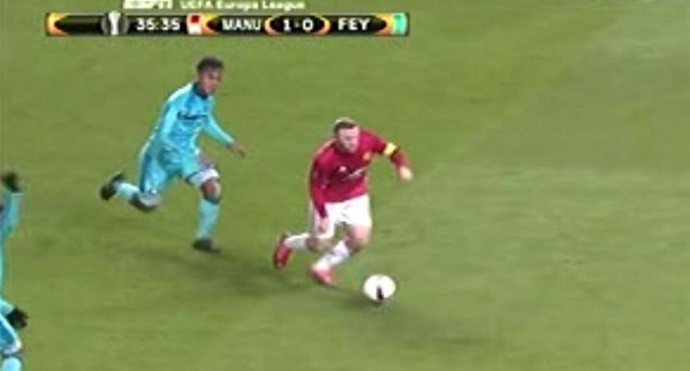 Manchester United vs Feyenoord y la acción de Rooney con Renato Tapia. (Foto: captura)