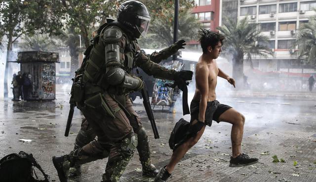 El mes en que la calle torció el brazo de los 30 años del “exitoso” modelo de Chile. (Foto: AFP)