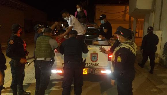 Policía Nacional interviene a más de 30 personas en bares clandestinos sin respetar el toque de queda en Talara, Piura. (Foto: Municipalidad Provincial Talara)