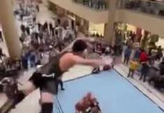 Viral: Luchador de Wrestling salta desde el segundo nivel de un centro comercial sobre sus rivales